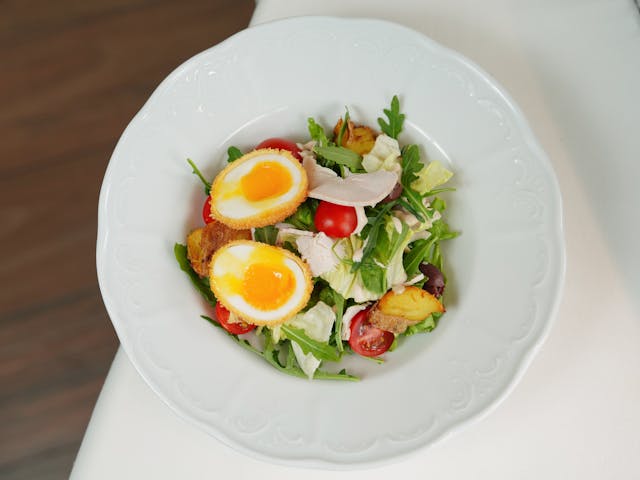 Salad with arugula and parmesan